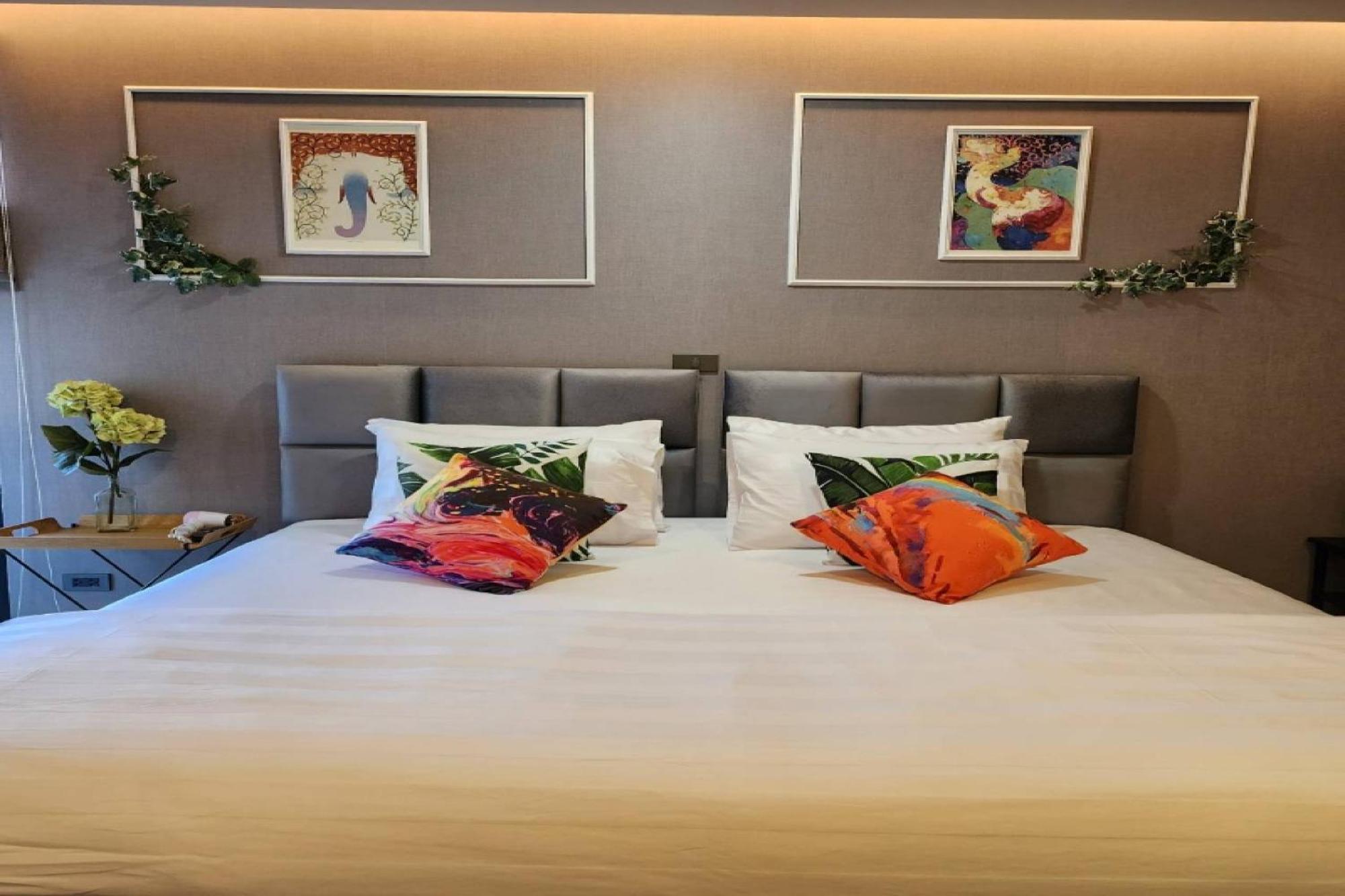 Capital O 75422 Million Pillows — Photos 3